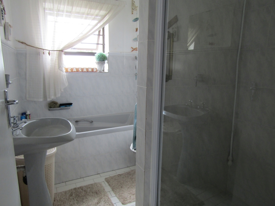 8 Bedroom Property for Sale in Wavecrest Eastern Cape